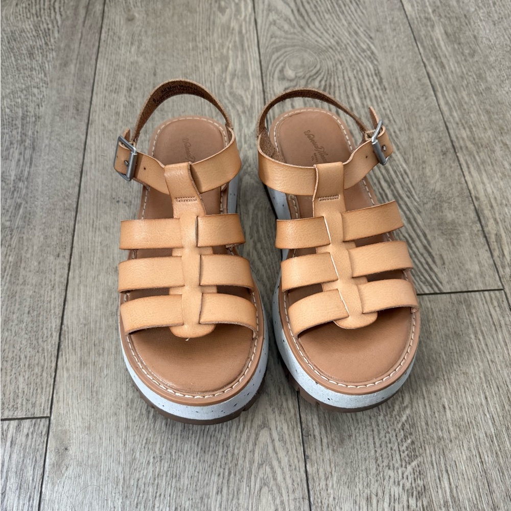 Universal Thread Tan Platform Cage Sandals. Size 6